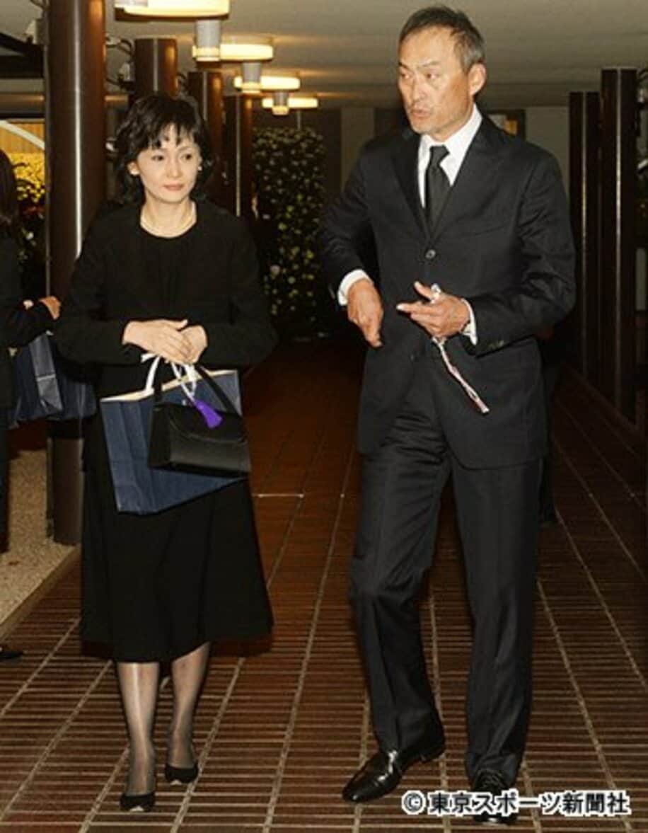 昨年１０月、平幹二朗さんの通夜には夫婦揃って参列していた渡辺謙（右）と南果歩