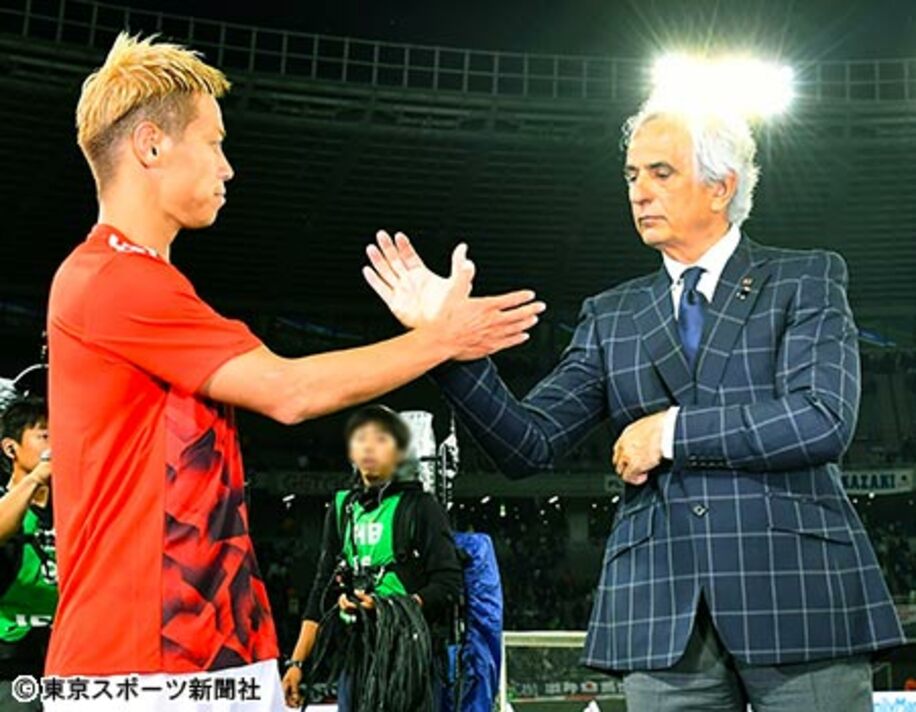 本田（左）は試合後にハリルホジッチ監督と握手を交わした