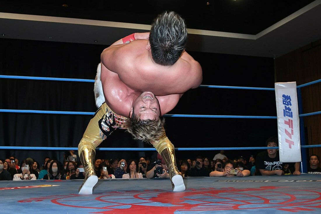 熊嵐(上)をシャットダウン・スープレックスで仕留めた宮原健斗