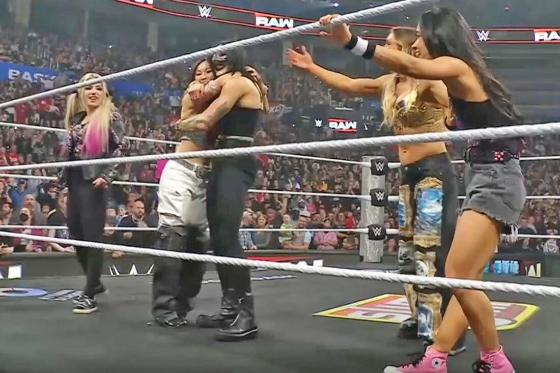 アスカ軍を一蹴し、大喜びのイヨ・スカイ(左から２人目)たち（©AbemaTV, Inc.）