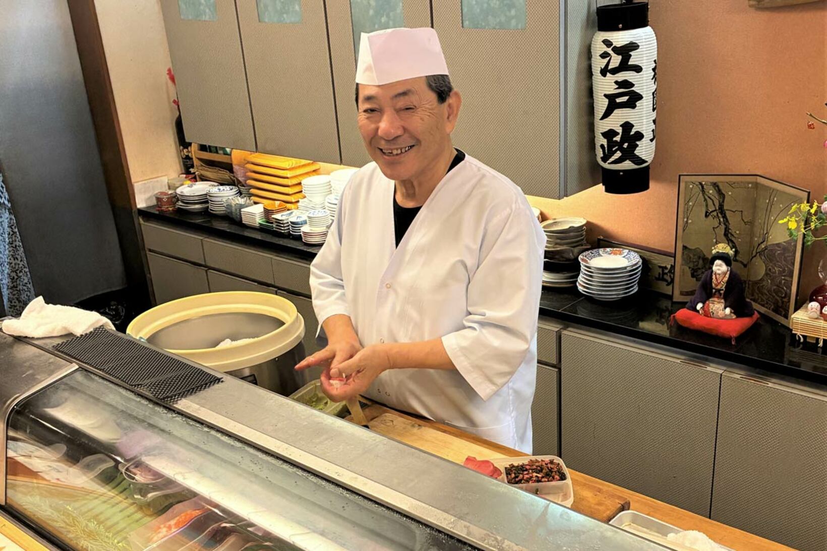 すしを握る井上大将