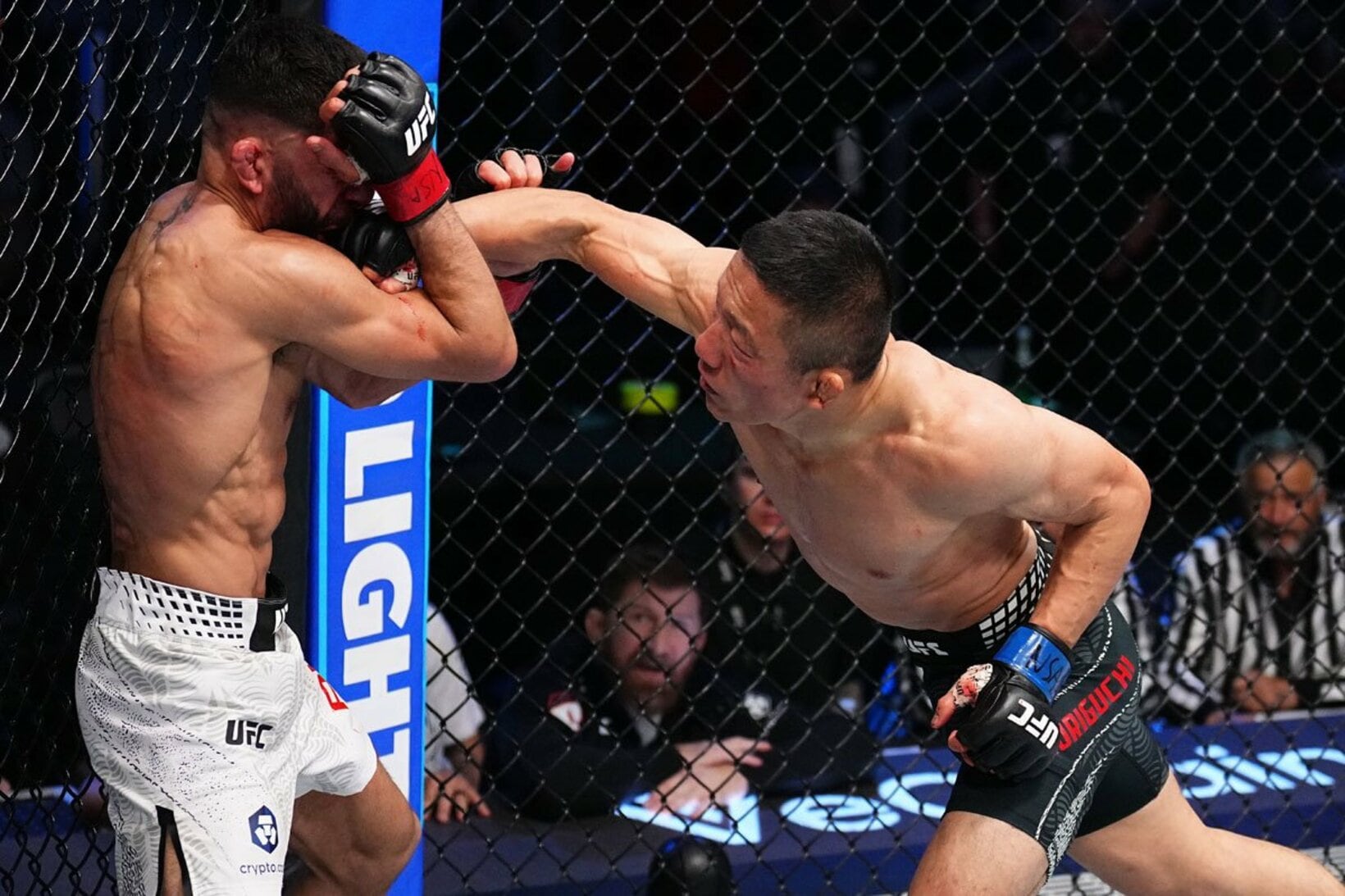 アミル・アルバジを豪快にぶん殴る堀口恭司（ⓒＺｕｆｆａ ＬＬＣ／ＵＦＣ）