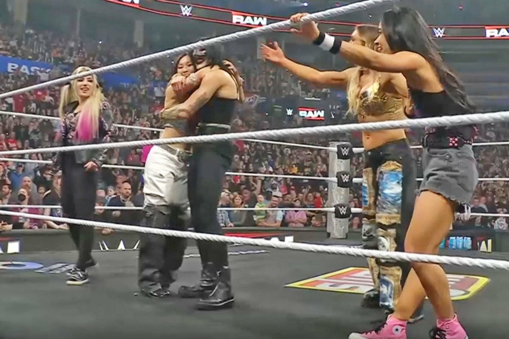 アスカ軍を一蹴し、大喜びのイヨ・スカイ(左から２人目)たち（©AbemaTV, Inc.）