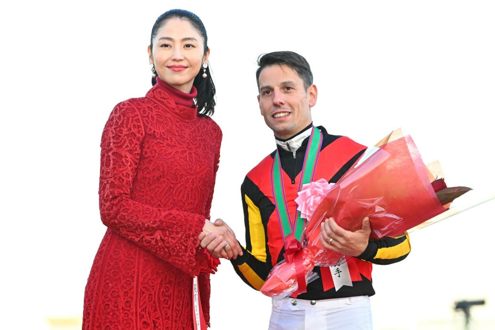 有馬記念を制したＣ・デムーロに花束を渡す長澤まさみ