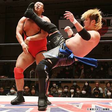 大地のニールキックが稲村（左）にズバリ