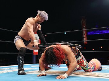  ヒロム(右)をパイプ椅子で殴打する