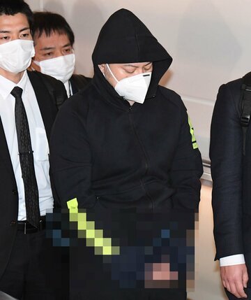 警視庁の捜査官に囲まれながら強制送還される渡辺優樹容疑者