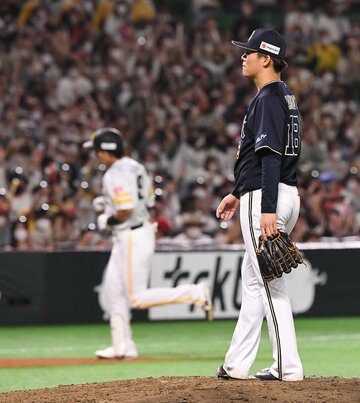  満塁弾を放った柳田(奥)を横目にマウンドの山本はぼう然(東スポWeb)