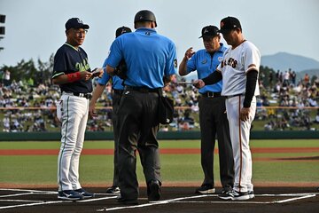 メンバー表を交換するヤクルト・池山監督（左）と巨人・橋上監督代行（右）