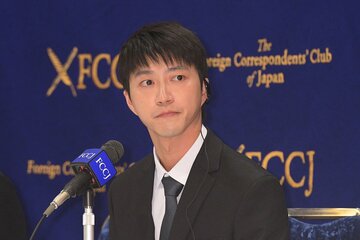 会見を開いた江宏傑氏
