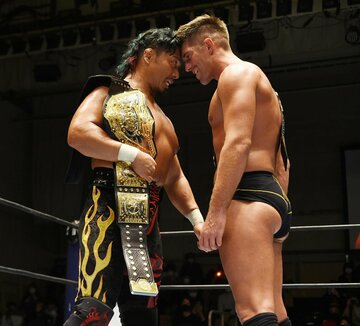  鷹木(左)とニラみ合うザック