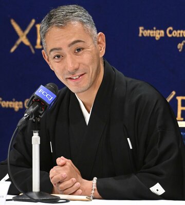 笑顔で質問に答えた市川海老蔵改め市川團十郎