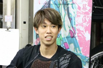 長田稚也の表情に気迫がみなぎる