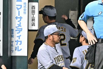 退場処分の藤川監督は壁のホワイトボードに怒りをぶつけた