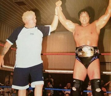  ＷＬＷ参戦時、レイスさんからベルトを巻かれた小橋（提供写真）