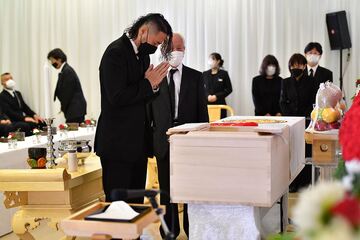 手を合わせる中邑真輔（ＩＧＦ提供）