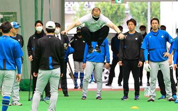 日本ハムナインの前で超一流のジャンプ力を見せた室伏長官