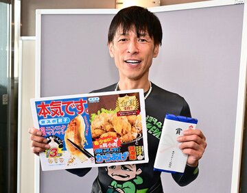 東スポ餃子＆からあげの目録と賞金を持つ池田浩二