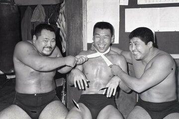“年上の後輩”（右から）マサ斎藤、グレート草津、杉山（６５年９月）