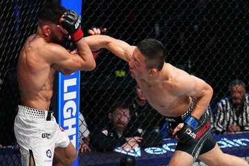 アミル・アルバジを豪快にぶん殴る堀口恭司（ⓒＺｕｆｆａ ＬＬＣ／ＵＦＣ）