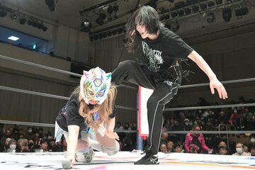 スターライト・キッド（右）を蹴り上げる上谷沙弥