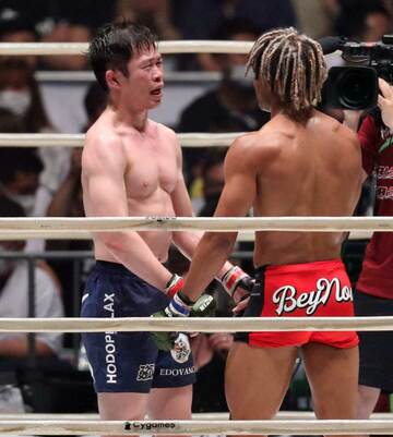  弥益ドミネーター聡志（左）に判定負けしたベイノア