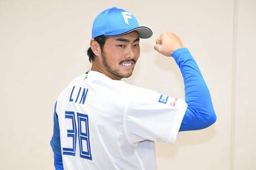 入団会見で日本ハムのユニホームを着て、ポーズを決める新加入のライル・リン