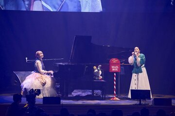 夏川りみ(右)と名曲を披露したハラミちゃん