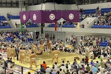  再開した巡業の取組前に稽古で汗を流す力士（東スポWeb）