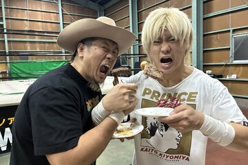 練習後にステーキをほおばる清宮海斗(右)と稲村愛輝