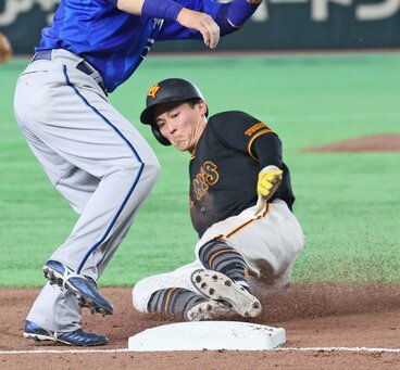 ５回、三盗を決める巨人・浦田俊輔