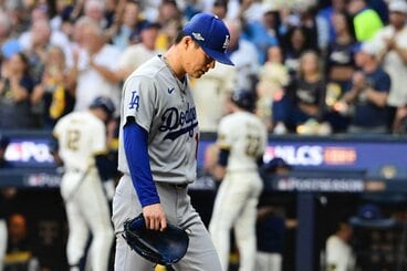 肩を落とす山本由伸（ロイター）