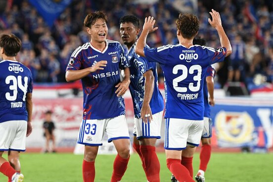 先制点を決めた諏訪間幸成(中央左)