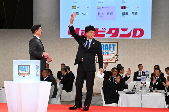 鈴木の交渉権を獲得したソフトバンク・城島CBO(右)