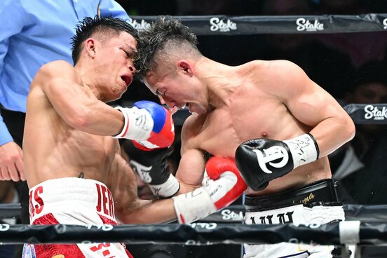 ジェルウィン・アンカハス(左)と壮絶な打ち合いを見せた井上拓真