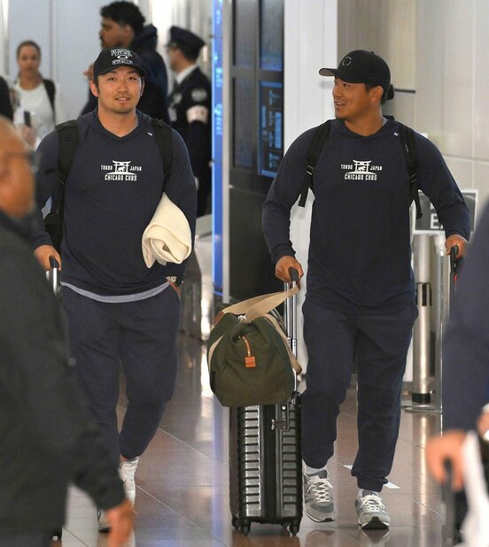 ＭＬＢ開幕戦を前に、日本に到着したカブス・鈴木誠也（左）と今永昇太（代表撮影）