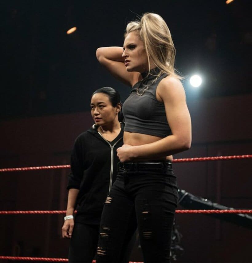  ミリー・マッケンジー（右）とタッグを組むことが決定した里村明衣子(©2021 WWE, Inc. All Rights Reserved.)