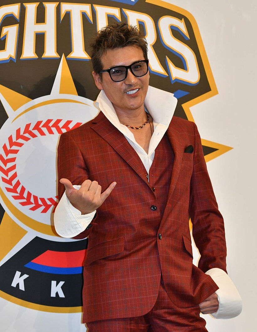  ド派手スタイルの新庄新監督はＢＩＧＢＯＳＳポーズを決めた（東スポWeb）