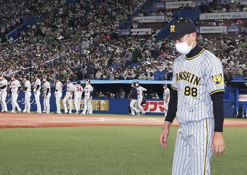  覇気なく球場を後にする阪神・矢野監督（東スポWeb）