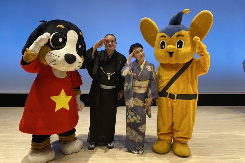 左からしなぼう、落語家の桂鷹冶、岩本公水、ピーポくん