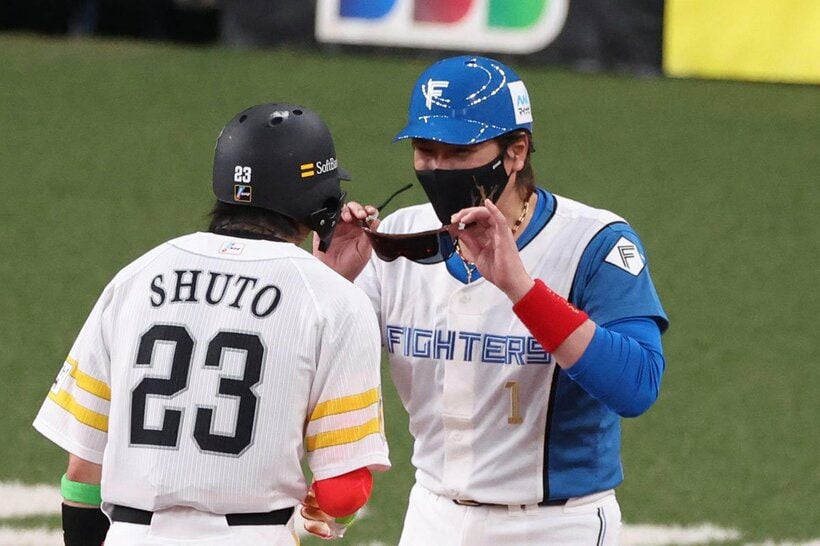 サングラスで周東右京に何かを伝える新庄監督