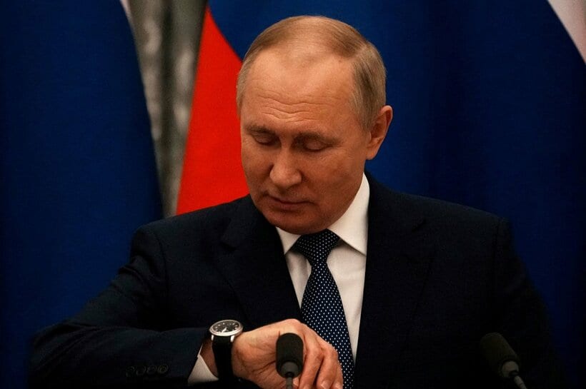  腕時計を見つめるロシア・プーチン大統領。開戦まで秒読み段階なのか…（ロイター）