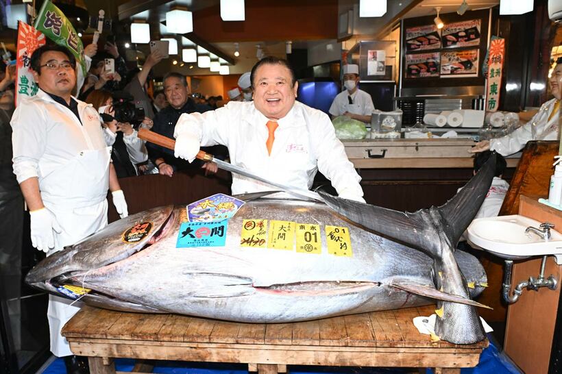 マグロ解体ショーを披露したすしざんまい・木村清社長