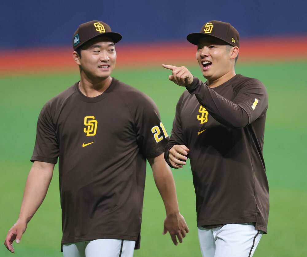 コ・ウソクと話す松井裕樹