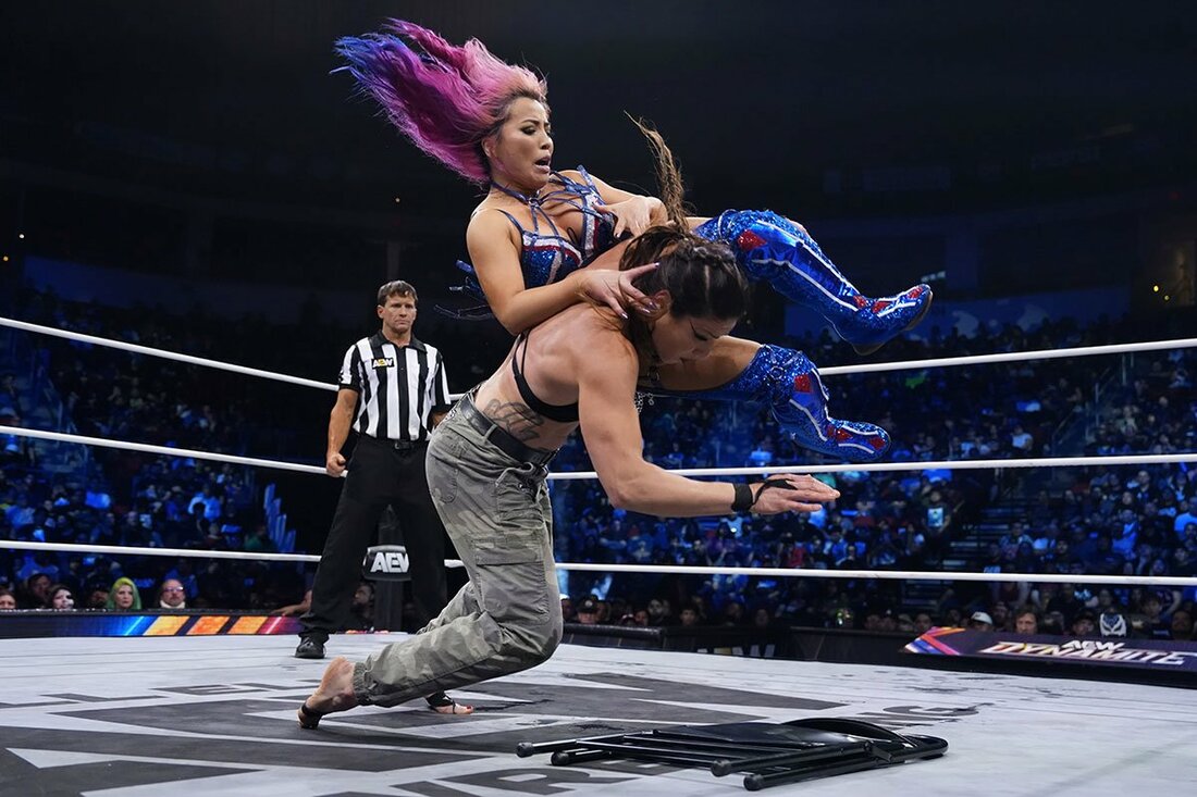 マリーナ・シャフィール(下)をパイプイスに叩きつける白川未奈（©All Elite Wrestling）