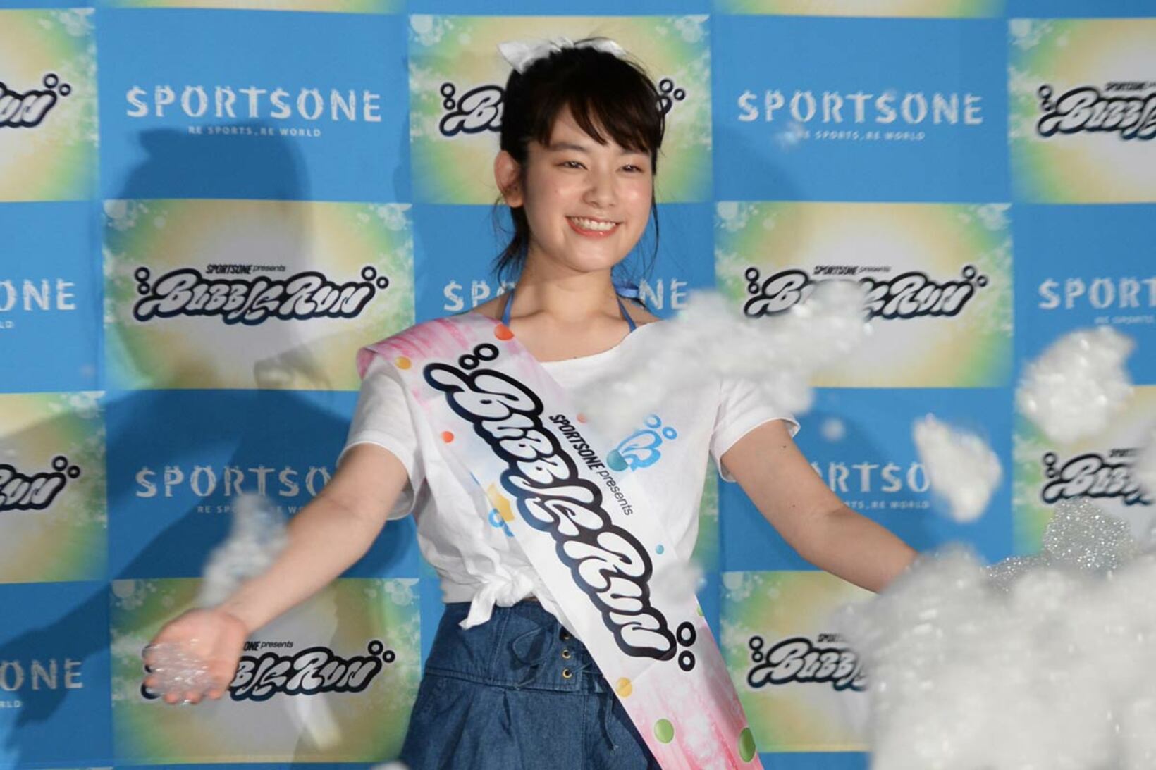 泡まみれになった筧美和子（２０１５年）