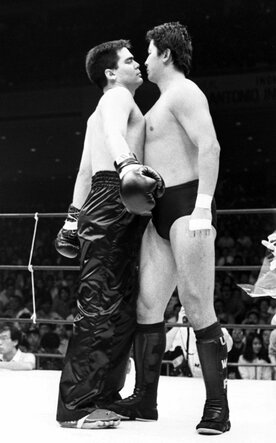 前田(右)はニールセンとにらみ合った(東スポWeb)