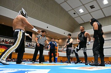 エル・デスペラード(左)を挑発するH.O.Tの面々