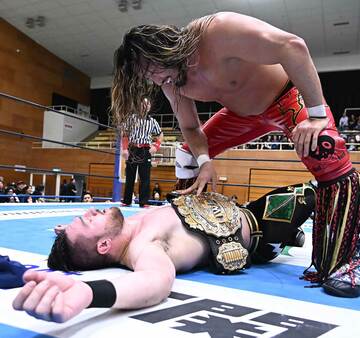 カラムからピンフォール勝利を収めた辻陽太