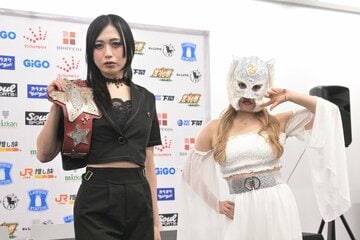 「年下の先輩」スターライト・キッド(右)を迎え撃つワールド王者・上谷沙弥